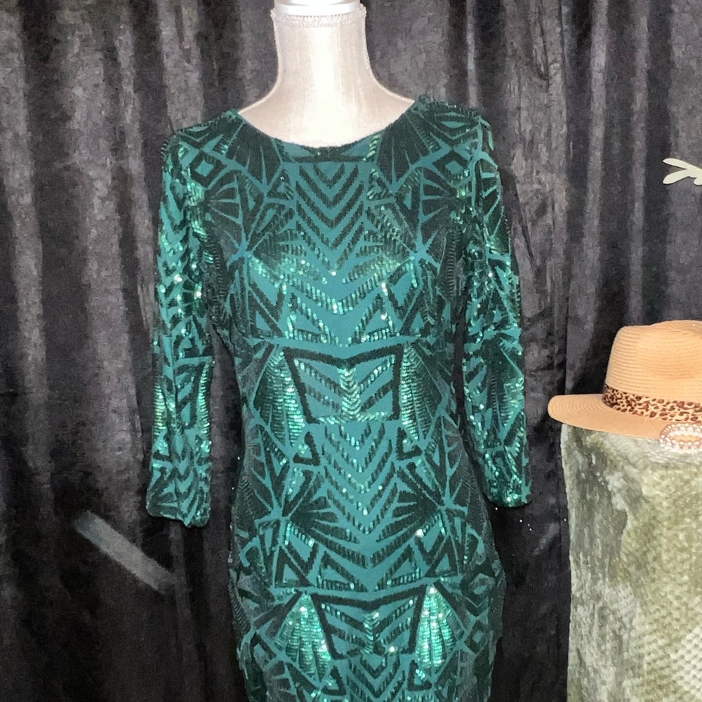Beautiful emerald green dress, just in time for Christmas!!